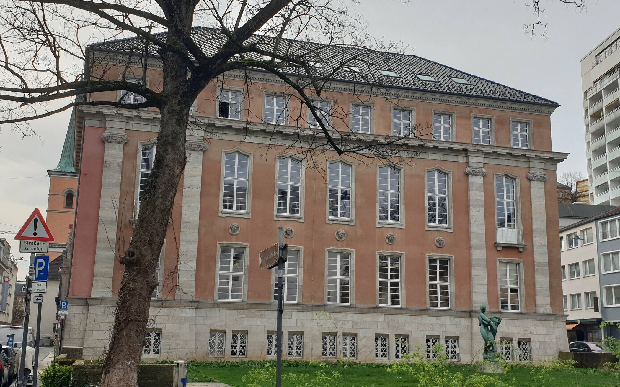  Das historische Gebäude der Stadtbibliothek an der Kolpingstraße. Wenn die Bibliothek hier auszieht, könnte die Immobilie der neue Standort für das Stadtarchiv sein. Für diese Nutzung gilt das Haus unter Experten als ideal.  